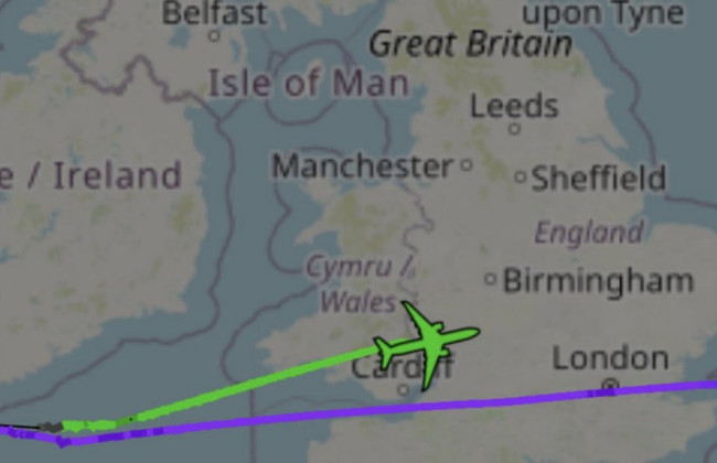 Самолет с Питом Хегсетом экстренно сел в Великобритании из-за трещины в стекле