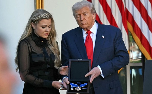 Трамп посмертно наградил Чарли Кирка Президентской медалью Свободы