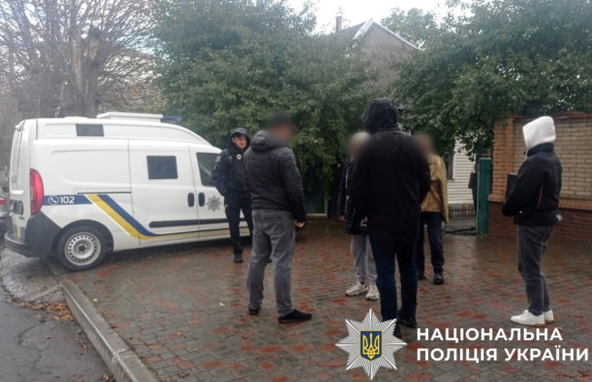 На Київщині чоловік убив знайомого під час пиятики й ще добу пив поруч із тілом