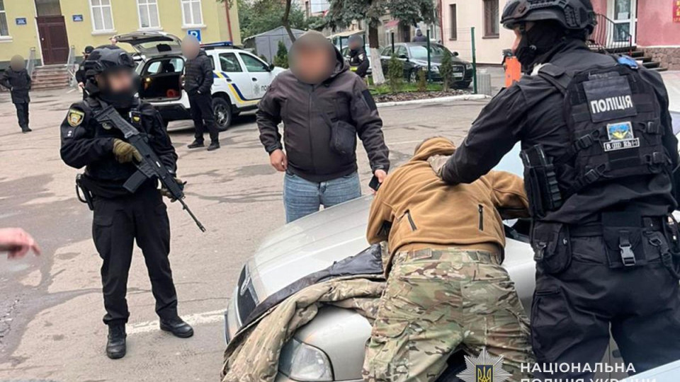 На Тернопільщині група військовослужбовців облила чоловіка горючою сумішшю і заставила голим бігати навколо авто
