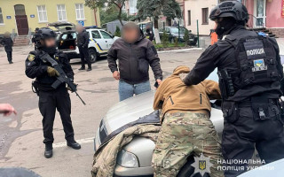 На Тернопільщині група військовослужбовців облила чоловіка горючою сумішшю і заставила голим бігати навколо авто