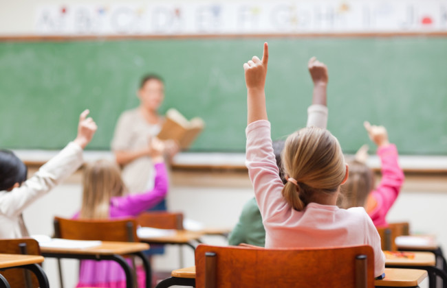 Зеленський підписав закон, який забороняє викладати у школах особам, які вчиняли домашнє насильство