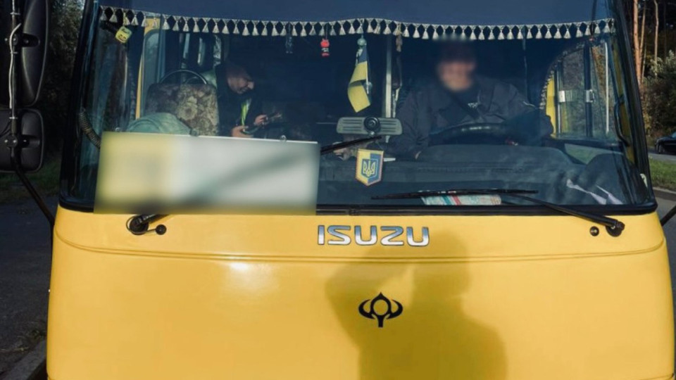 У Києві покарали водія маршрутки, який висаджував та брав пасажирів посеред дороги – фото