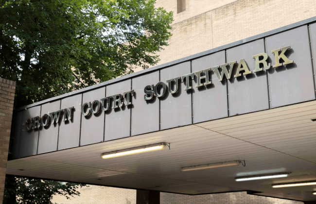 В Великобритании бывший адвокат и судья получил 4 года тюрьмы за мошенничество с деньгами клиентов