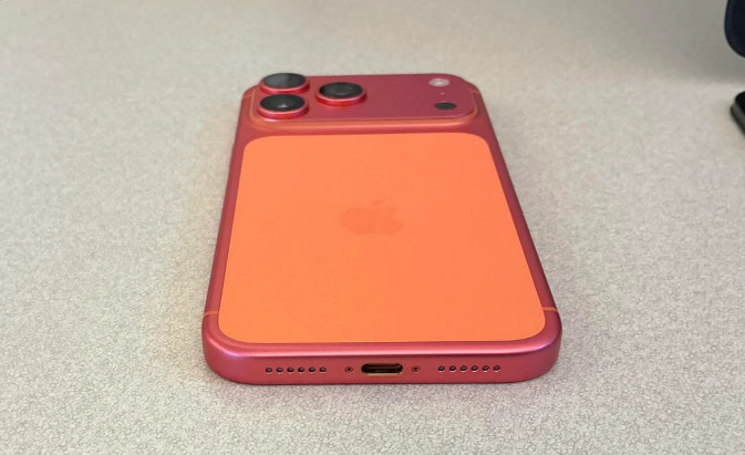Владельцы оранжевого iPhone 17 жалуются, что их смартфоны изменили цвет — фото