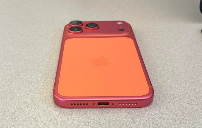 Владельцы оранжевого iPhone 17 жалуются, что их смартфоны изменили цвет — фото