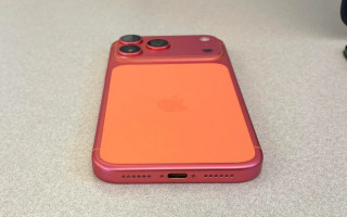 Власники помаранчевого iPhone 17 скаржиться, що їх смартфони змінили колір — фото