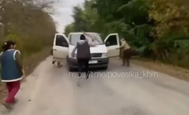 В Хмельницкой области местные женщины с палками прогнали ТЦК – видео