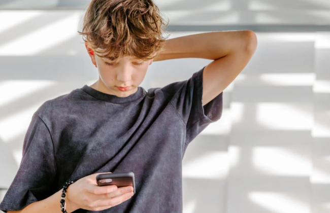 Meta позволит родителям контролировать общение подростков с ИИ-персонажами