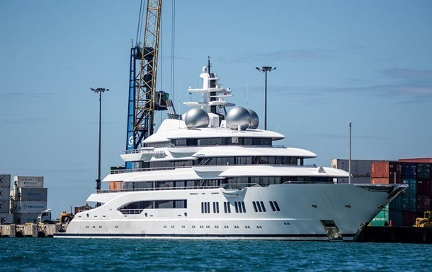 В США продали на аукционе суперъяхту российского олигарха Керимова