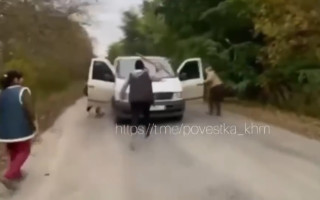 На Хмельниччині місцеві жінки з палицями проганяли ТЦК – відео