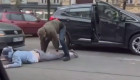 У центрі Києва група осіб зі зброєю затримала пасажира авто, відео