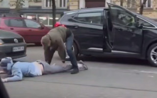 В центре Киева группа людей с оружием задержала пассажира автомобиля, видео