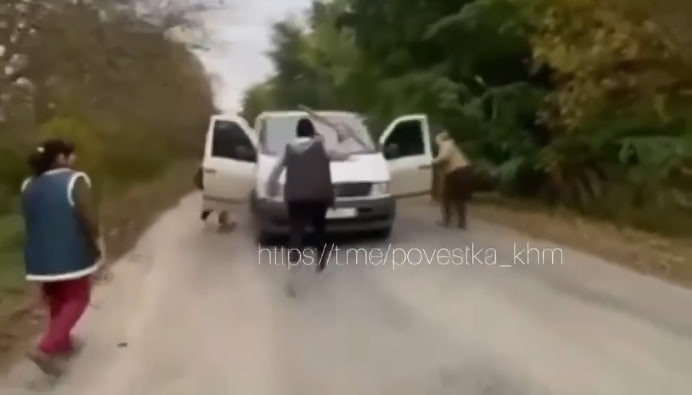 В Хмельницкой области местные женщины с палками прогнали ТЦК – видео