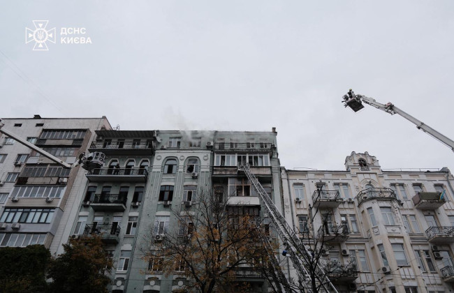 В Киеве на Печерске спасатели с ночи тушат масштабный пожар в жилом доме, фото
