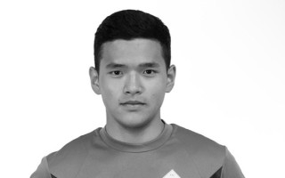 Трагедия в Казахстане: футболист прилег во время матча на газон и умер, видео