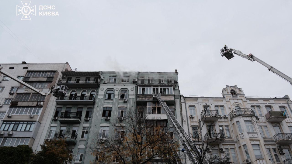 В Киеве на Печерске спасатели с ночи тушат масштабный пожар в жилом доме, фото