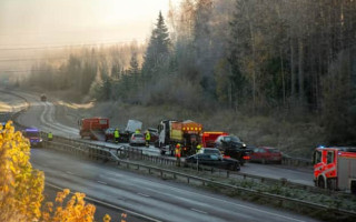 У Фінляндії десятки авто потрапили в масштабну ДТП через туман і ожеледицю, фото та відео