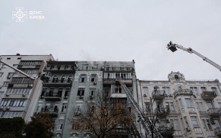 У Києві на Печерську рятувальники з ночі гасять масштабну пожежу в житловому будинку, фото