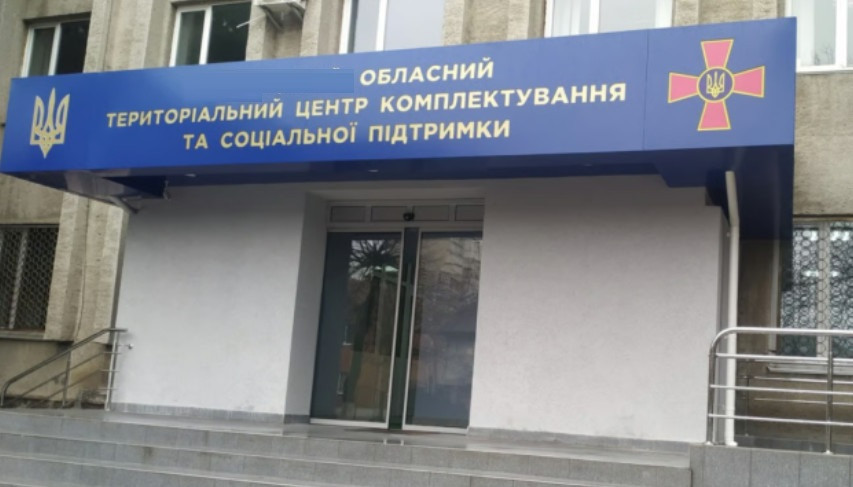 У Дніпрі чоловік спровокував бійку з працівниками ТЦК і підбурив до конфлікту перехожих