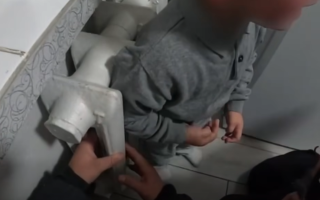 В Луцке трехлетний мальчик застрял в батарее – видео