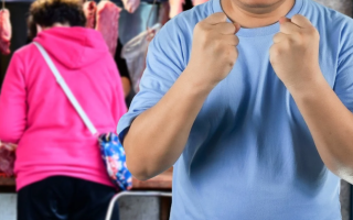 В Китае мужчина напал на жену с ножом, заподозрив ее в романе с мясником из-за скидки