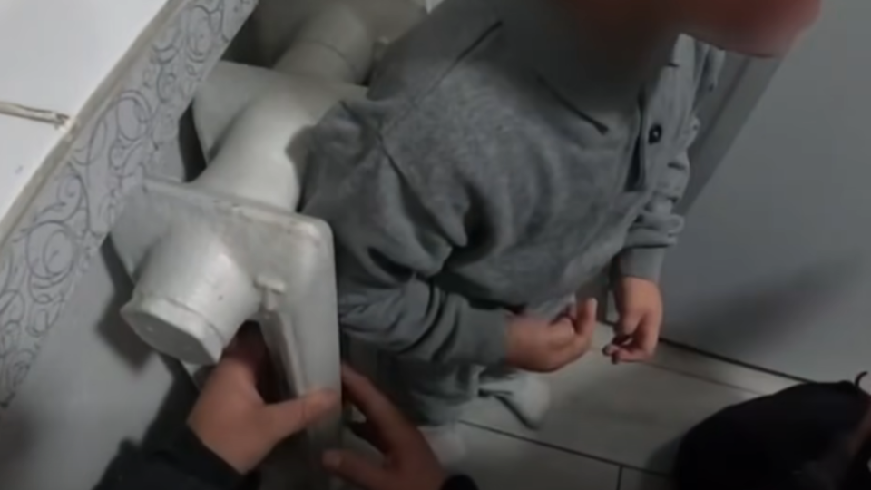 В Луцке трехлетний мальчик застрял в батарее – видео