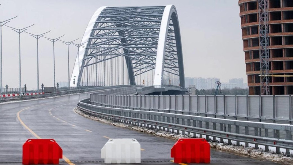 В Киеве запретили движение по Подольскому мосту с правого берега на левый во время воздушных тревог