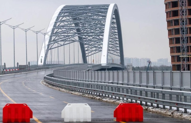 В Киеве запретили движение по Подольскому мосту с правого берега на левый во время воздушных тревог