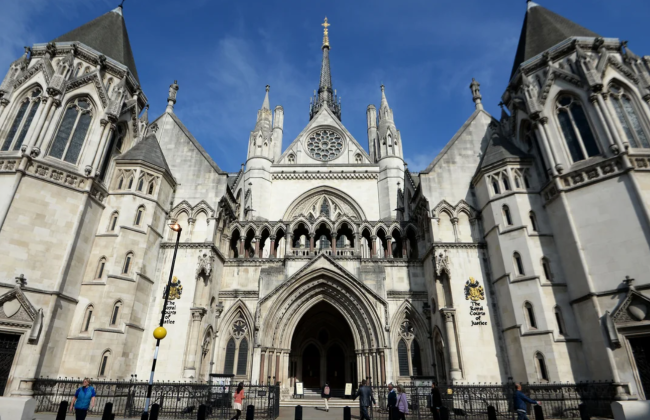 В Британии суд отстранил адвоката, который одновременно вел два дела одной семьи