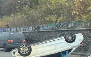 У Києві на Набережному шосе сталася серйозна ДТП з перекиданням, фото та відео