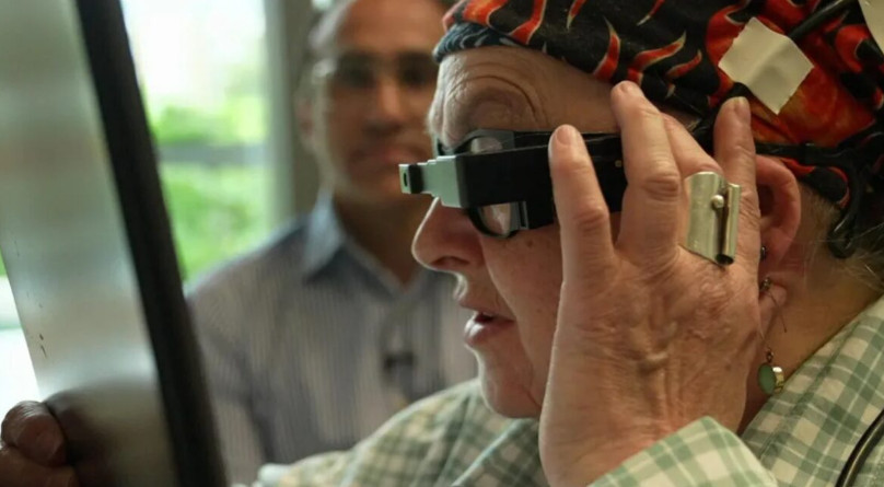 Незрячі знову змогли читати — вчені створили мікрочип для ока товщиною з людську волосину