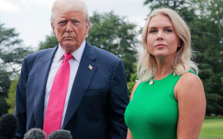 «Это твоя мама»: пресс-секретарь Трампа опубликовала переписку о встрече в Будапеште