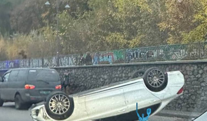 В Киеве на Набережном шоссе произошло серьезное ДТП с опрокидыванием, фото и видео