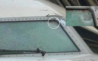 Неизвестный объект из неба разбил лобовое стекло самолета в США на высоте 11 тысяч метров, – фото