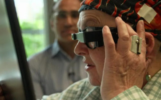 Незрячі знову змогли читати — вчені створили мікрочип для ока товщиною з людську волосину