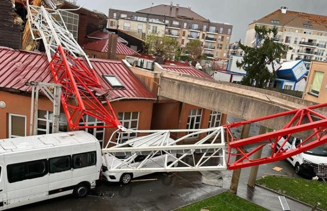 Потужний торнадо наробив лиха у передмісті Парижа: є загиблий, відео