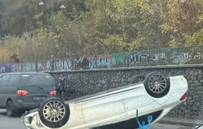 В Киеве на Набережном шоссе произошло серьезное ДТП с опрокидыванием, фото и видео