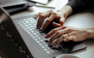 Может работник требовать дистанционную работу: объяснение от Гоструда