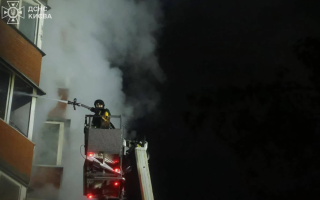 В Киеве после ночной атаки пострадала 10-этажка на Троещине — повреждены газовая труба и несущие конструкции.