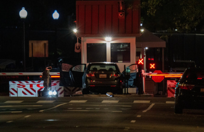 Автомобиль протаранил ворота Белого дома – водитель задержан