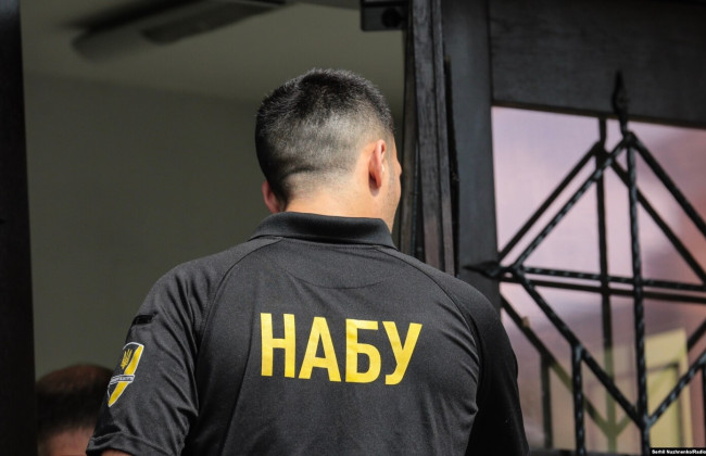 НАБУ викрило двох адвокатів, які намагалися підкупити суддю у Києві