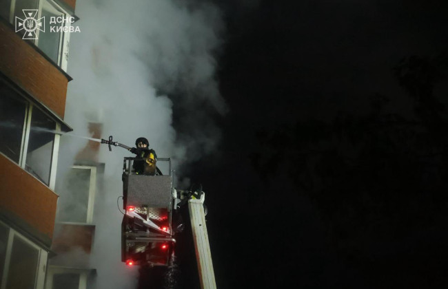 Нічний удар по Києву: пожежі у житлових будинках, є загиблі та поранені