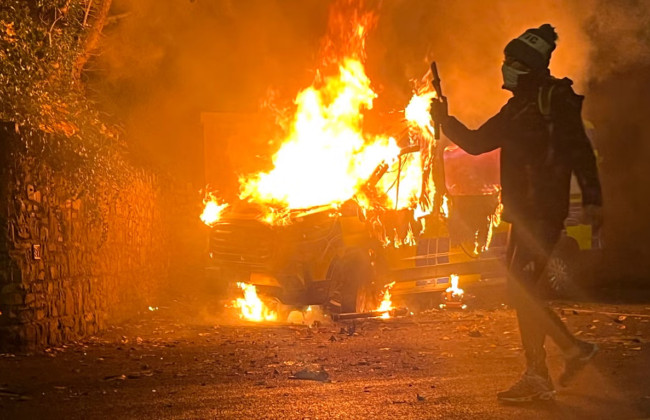У Дубліні поліцію обстріляли феєрверками біля готелю для шукачів притулку