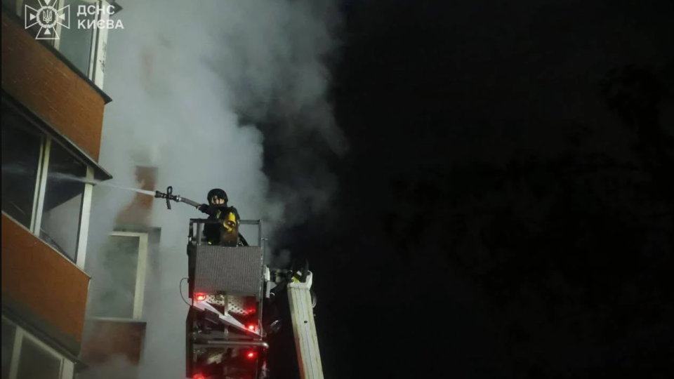 У Києві після нічної атаки постраждала 10-поверхівка на Троєщині — пошкоджено газову трубу та несучі конструкції
