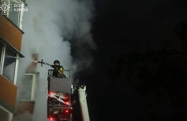 В Киеве после ночной атаки пострадала 10-этажка на Троещине — повреждены газовая труба и несущие конструкции.