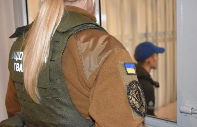 В Хмельницком 17-летний парень угрожал ножом и похитил три автомата в тире — решение суда