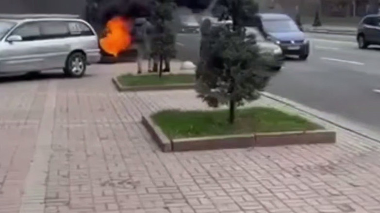 В Киеве под зданием КГГА горели покрышки, видео
