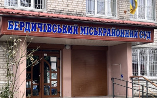 Вкрали 1700 грн, горіхи та олію — суд покарав зловмисника, який разом з подільниками напав на пенсіонера