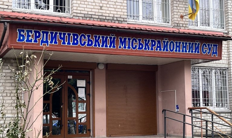 Украли 1700 грн, орехи и растительное масло — суд наказал злоумышленника, который вместе с подельниками напал на пенсионера